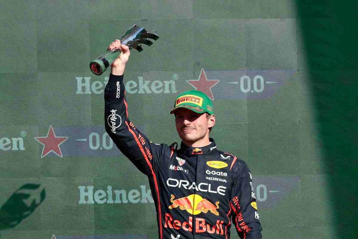 Verstappen alza il trofeo sul podio del Messico