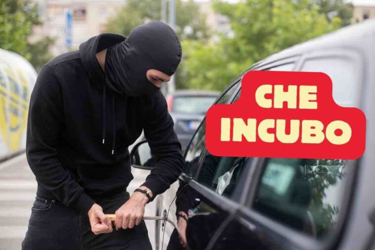 Furto auto parabrezza vetro