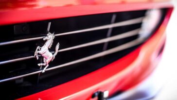 Anche Ferrari ora ha problemi, arriva l'avviso ai clienti: queste auto si devono riconsegnare
