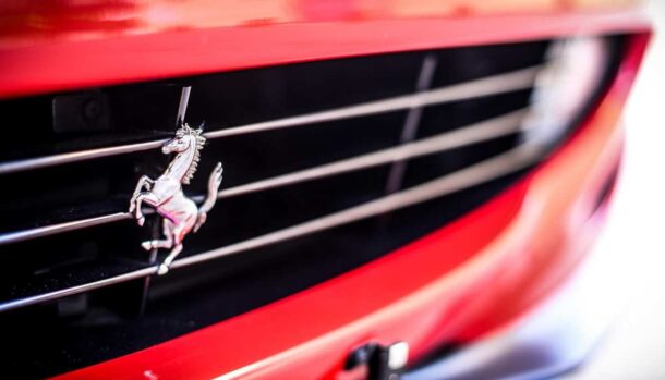 Anche Ferrari ora ha problemi, arriva l'avviso ai clienti: queste auto si devono riconsegnare