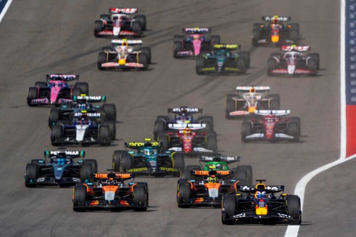 monoposto di Formula 1 al via