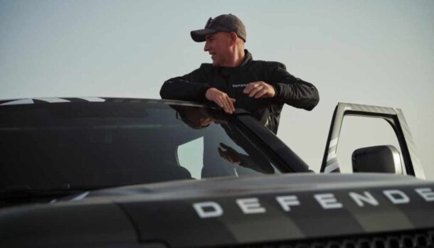 La Land Rover più mostruosa mai vista: sembra un camion, è progettata per affrontare le dune del deserto