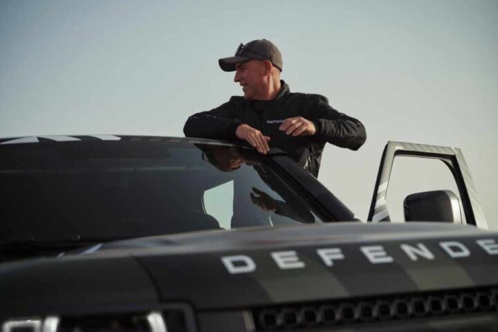 La Land Rover più mostruosa mai vista: sembra un camion, è progettata per affrontare le dune del deserto