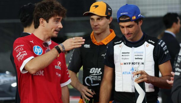 Carlos Sainz con Charles Leclerc e Oscar Piastri