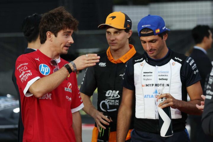 Carlos Sainz con Charles Leclerc e Oscar Piastri