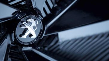 La Peugeot più americana di sempre è tornata: ora sembra ancora di più una Mustang