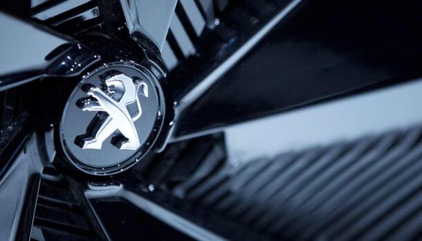 La Peugeot più americana di sempre è tornata: ora sembra ancora di più una Mustang