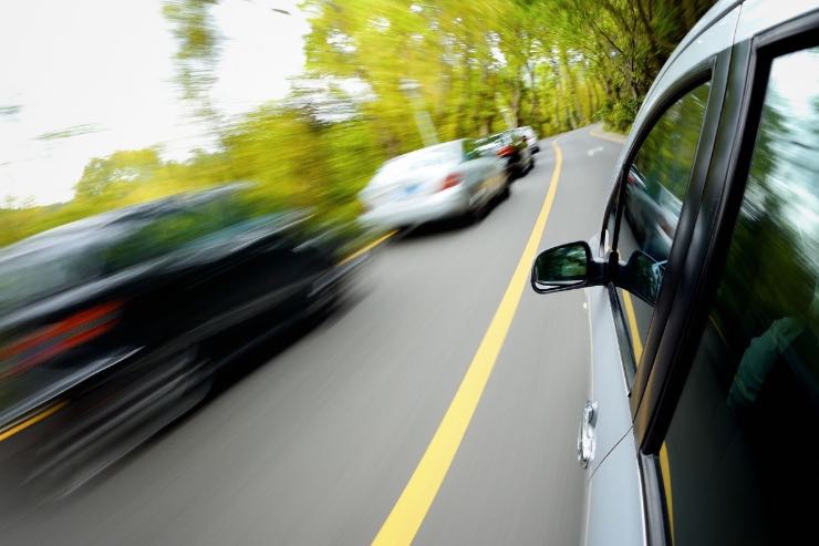 Limiti velocità auto sorpasso