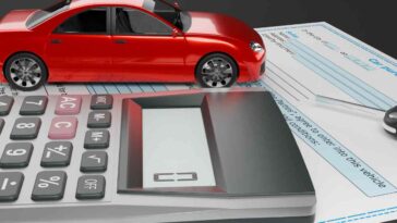 auto in miniatura e una calcolatrice