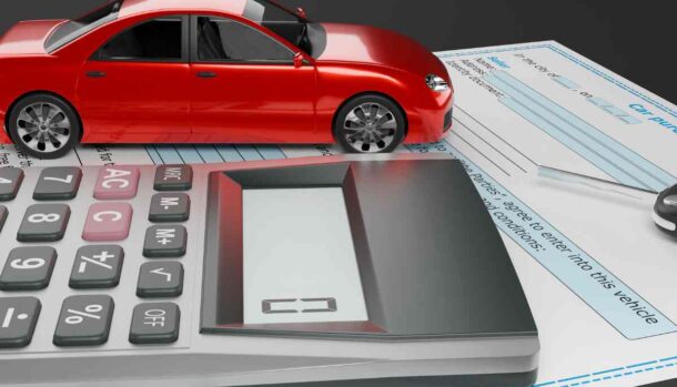 auto in miniatura e una calcolatrice