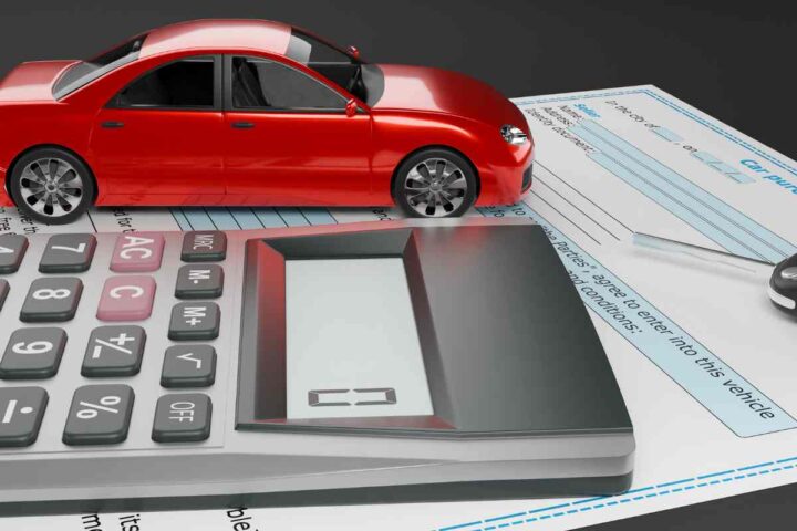 auto in miniatura e una calcolatrice