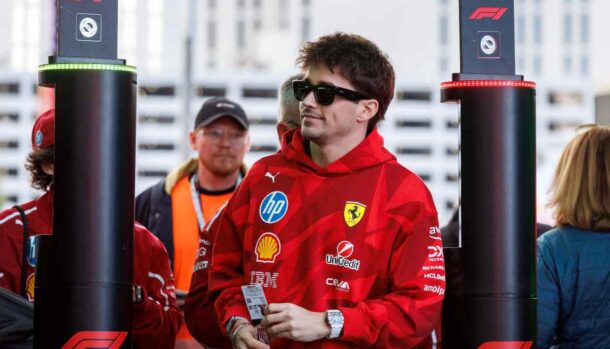 Leclerc nel paddock di Las Vegas