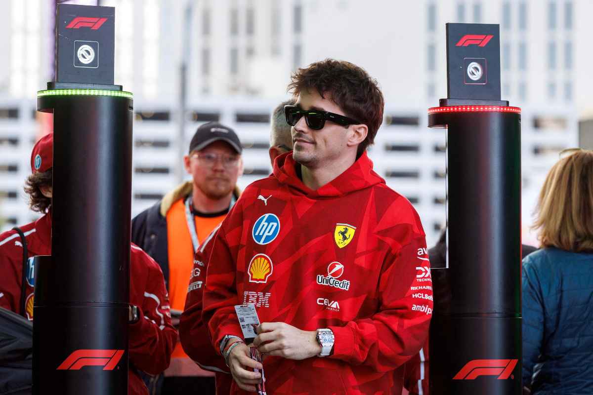 Leclerc nel paddock di Las Vegas