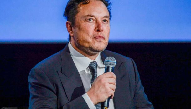 Elon Musk Tesla come Batman