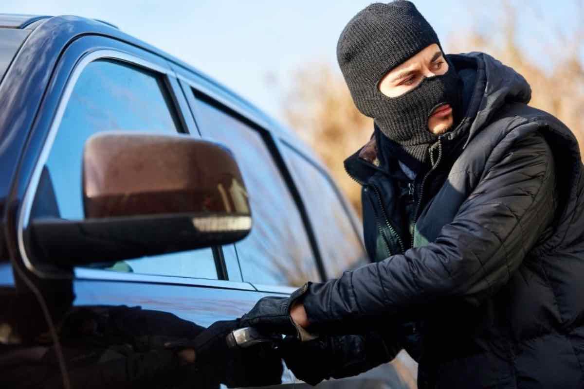 Furto auto fai attenzione