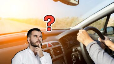 Auto con volante a destra e persona dubbiosa che si domanda il perché