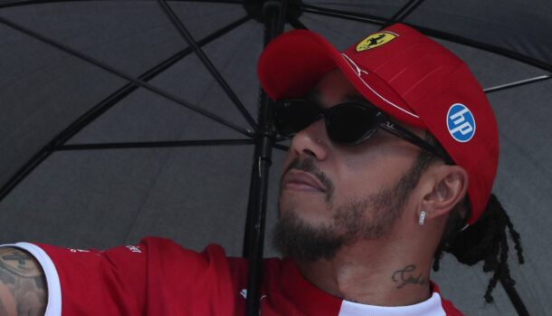 Lewis Hamilton sotto l'ombrello