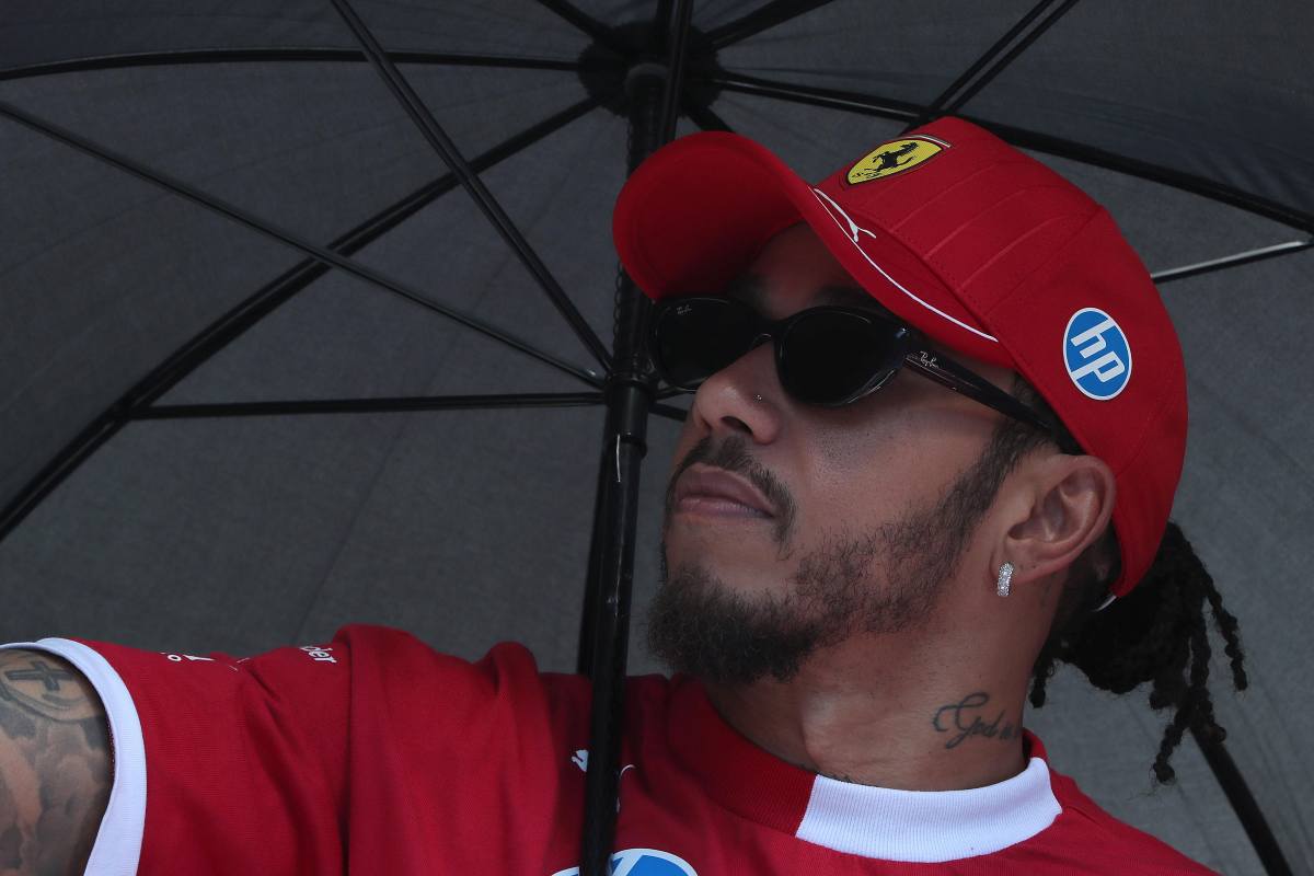 Lewis Hamilton sotto l'ombrello