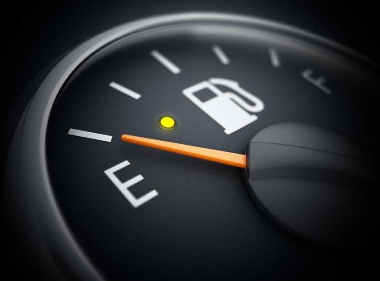 Indicatore carburante la grande bugia