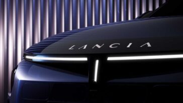 Lancia emerge sotto la polvere