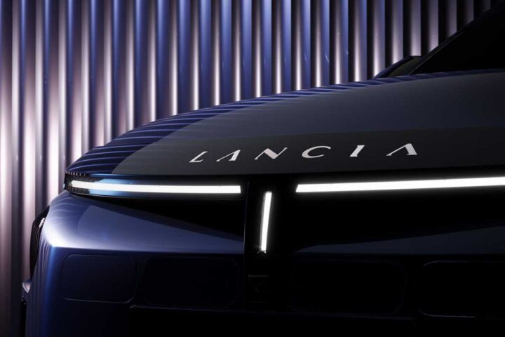 Lancia emerge sotto la polvere