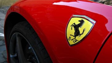 La Ferrari più brutta e scandalosa della storia: sembra un mezzo trattore
