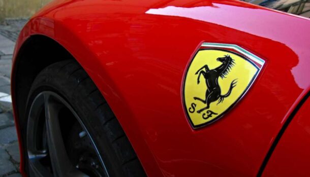 La Ferrari più brutta e scandalosa della storia: sembra un mezzo trattore