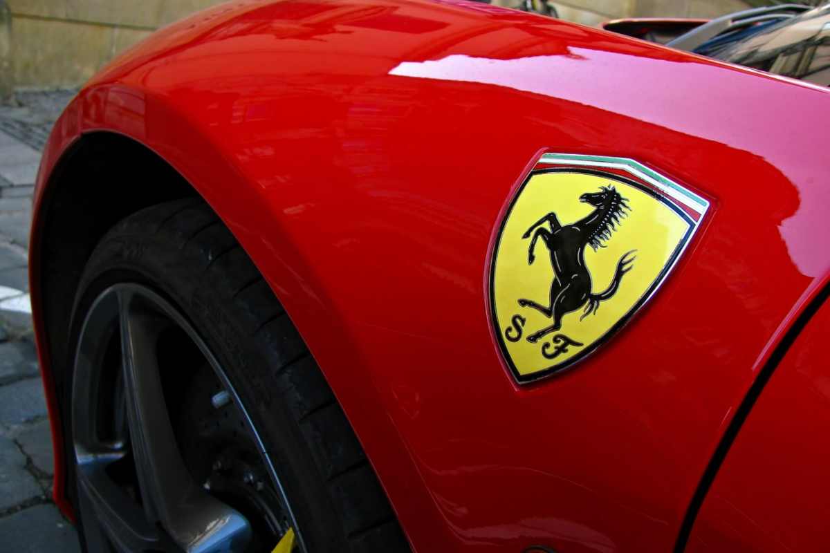La Ferrari più brutta e scandalosa della storia: sembra un mezzo trattore