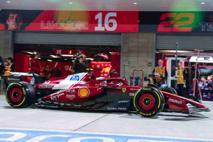 Lewis Hamilton ai box con la Ferrari 