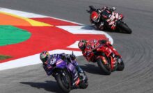 tre moto in gara in MotoGP