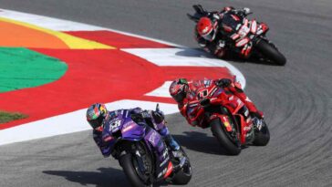 tre moto in gara in MotoGP
