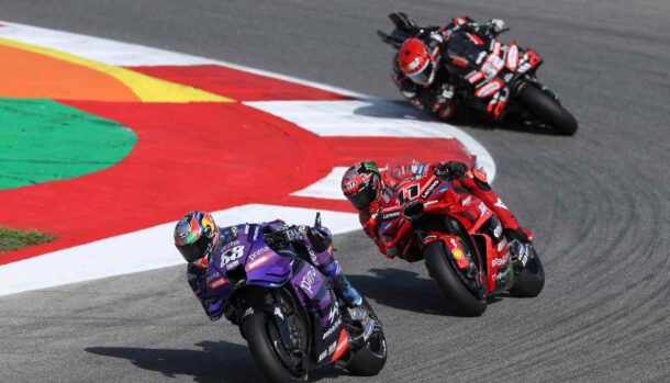 tre moto in gara in MotoGP