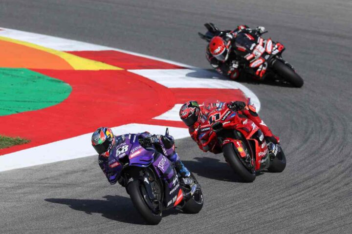 tre moto in gara in MotoGP