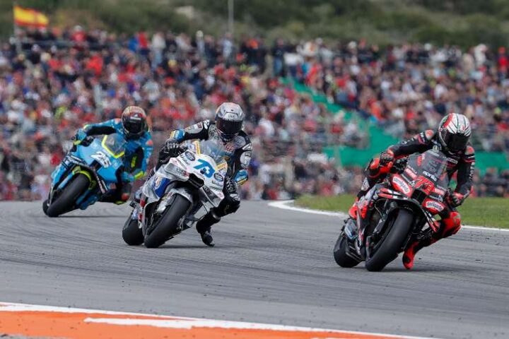 tre moto in gara in MotoGP