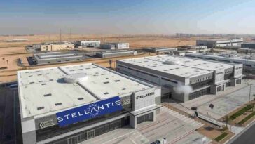 Stellantis "scappa" dall'Italia, ha già firmato: è tutto deciso con il nuovo Paese, le auto verranno fatte lì