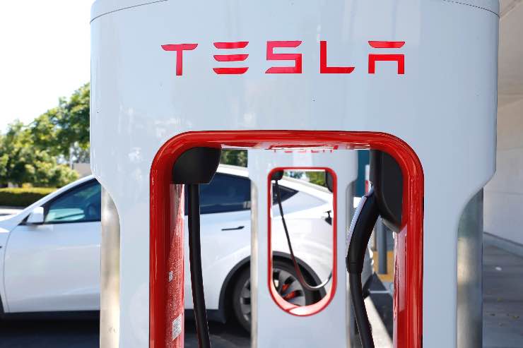 tesla supercharger benzina distributori