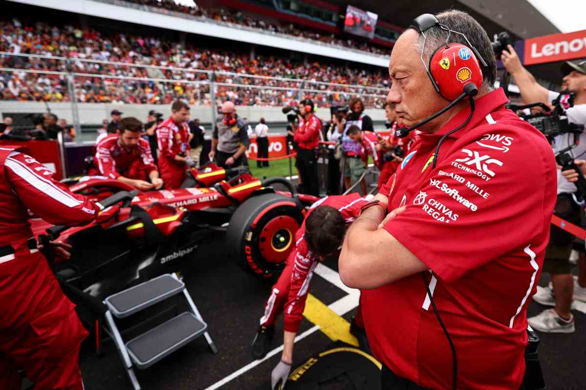 Vasseur osserva la Ferrari in griglia di partenza