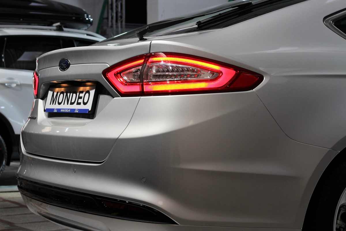 La Ford Modeo di color grigio