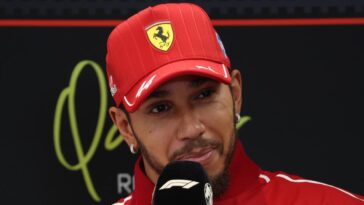 Hamilton punta il dito