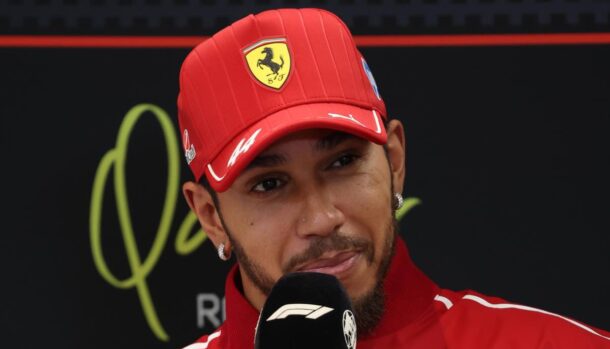 Hamilton punta il dito