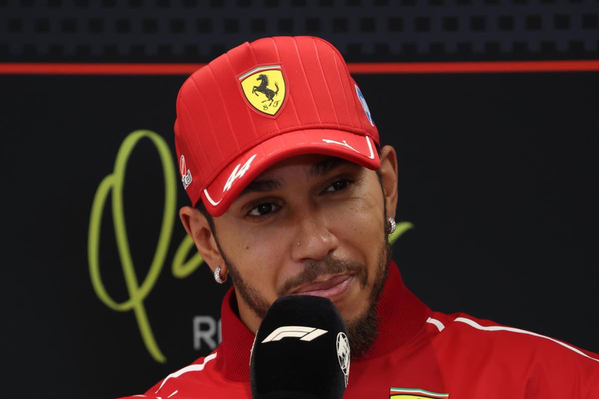 Hamilton punta il dito
