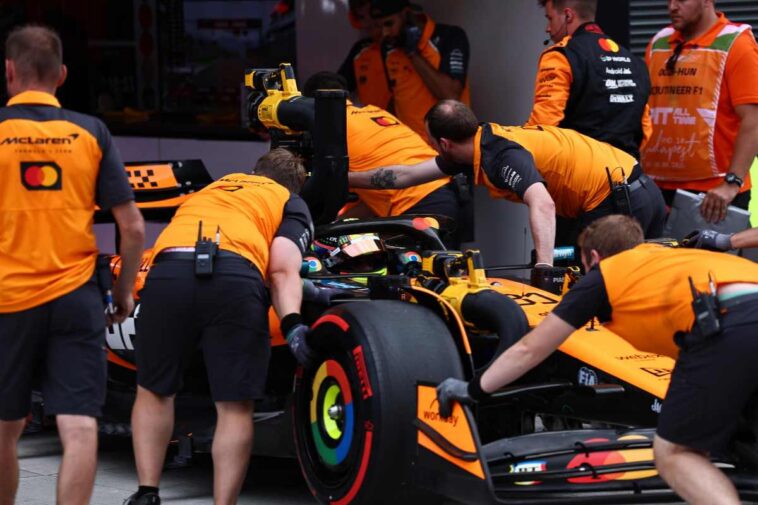 I meccanici della McLaren