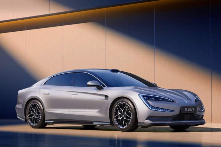 Yangwang U7 arriva il motore boxer