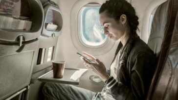 Telefono in modalità aereo durante il volo: è davvero necessario? Cosa succede se non lo faccio