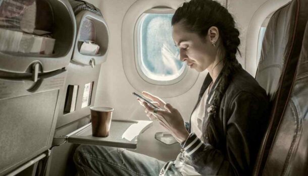 Telefono in modalità aereo durante il volo: è davvero necessario? Cosa succede se non lo faccio