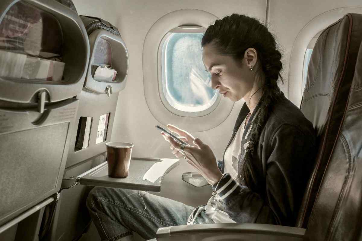 Telefono in modalità aereo durante il volo: è davvero necessario? Cosa succede se non lo faccio