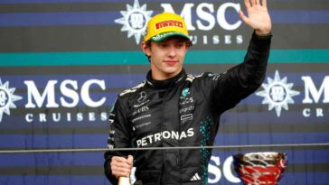 Andrea Kimi Antonelli saluta il pubblico