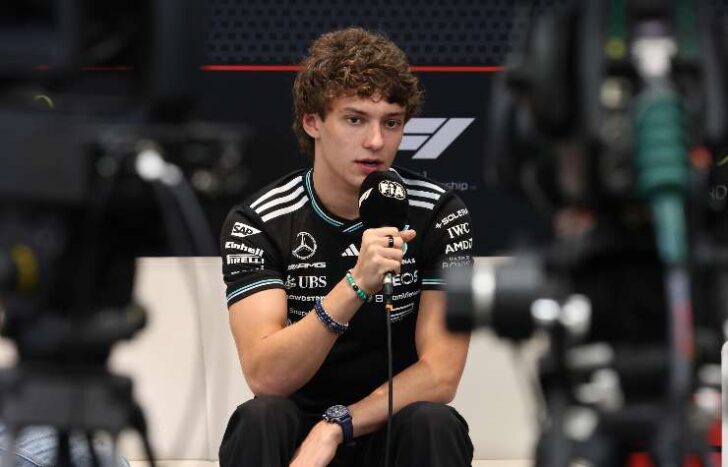 Andrea Kimi Antonelli con il microfono in mano