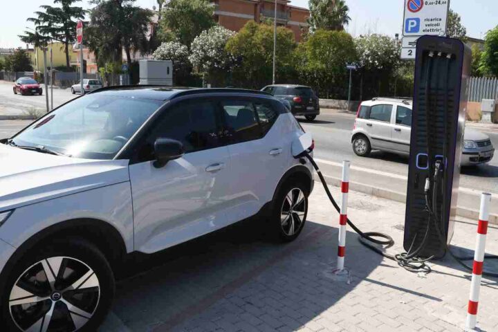 auto elettrica in ricarica