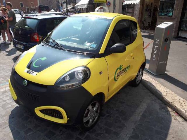 un'auto elettrica in ricarica